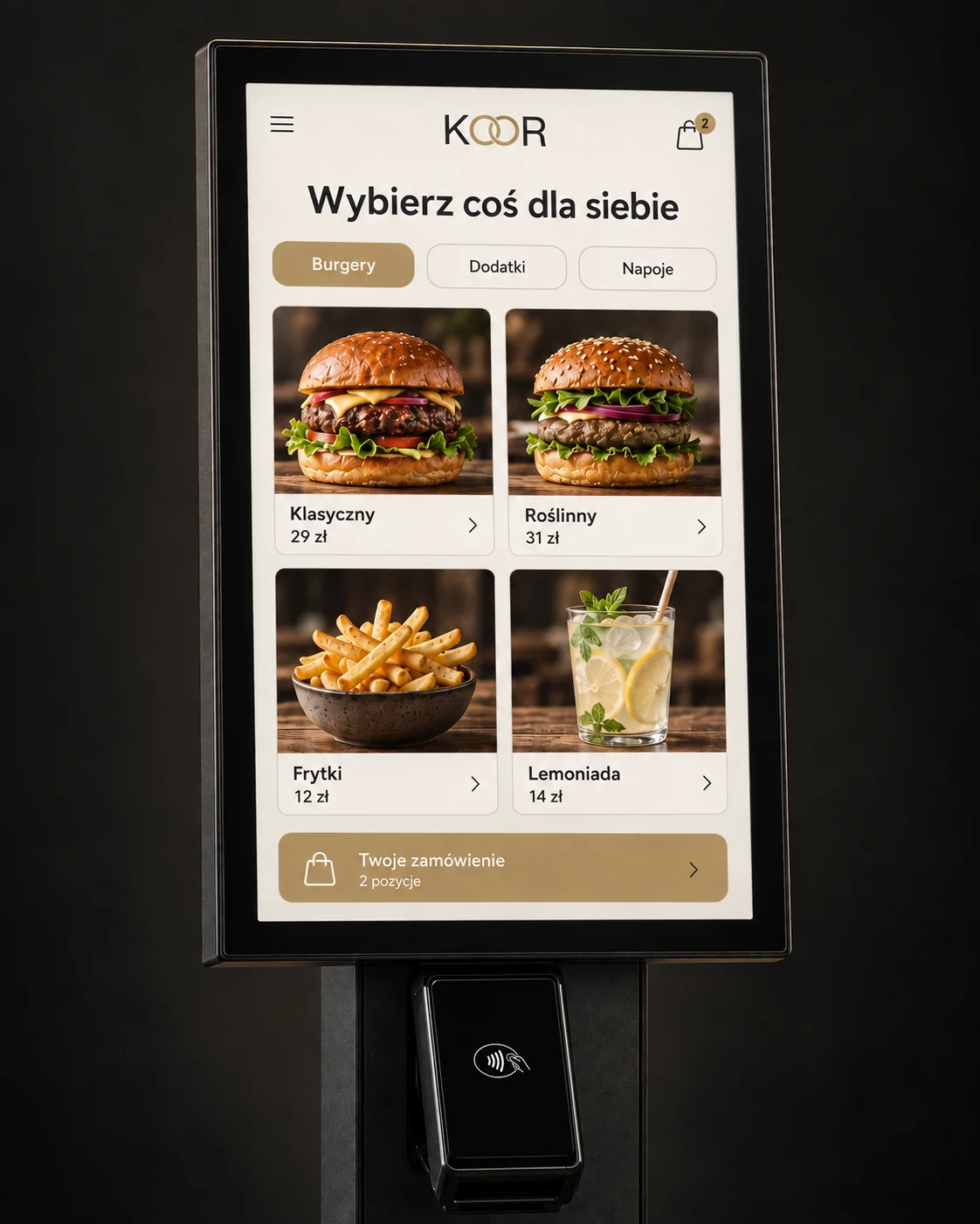 Zbliżenie menu KOOR na kiosku samoobsługowym z terminalem płatniczym